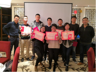 獲表彰員工與董事長(cháng)林和瑞（左一）、市場(chǎng)副總張宏（右一）合影留念 